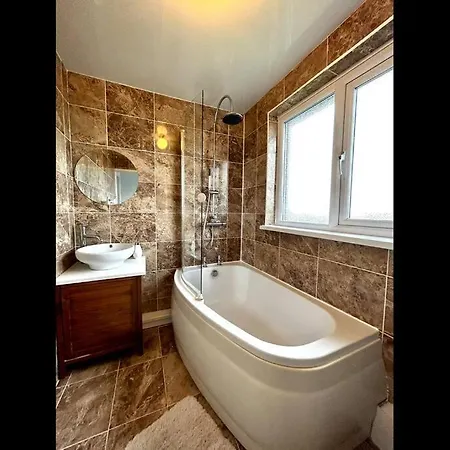 A Stones Throw From The Beach! بيت للعطل