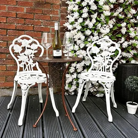 A Stones Throw From The Beach! *