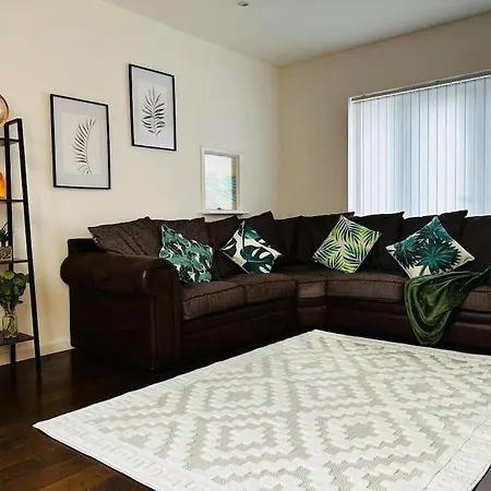 A Stones Throw From The Beach! *