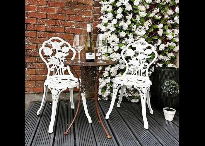 A Stones Throw From The Beach! *